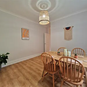 Apartment Lovely Seafront With Garden, Swansea